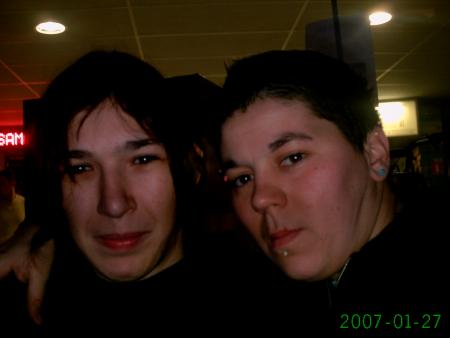 ma soeur et ma cousine réunis au bowling