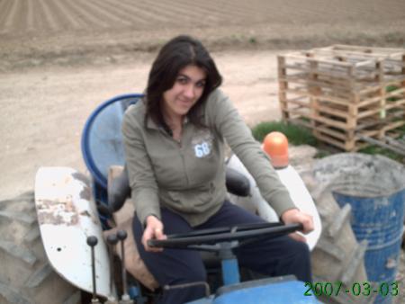 ellie kakou sur son tracteur lol